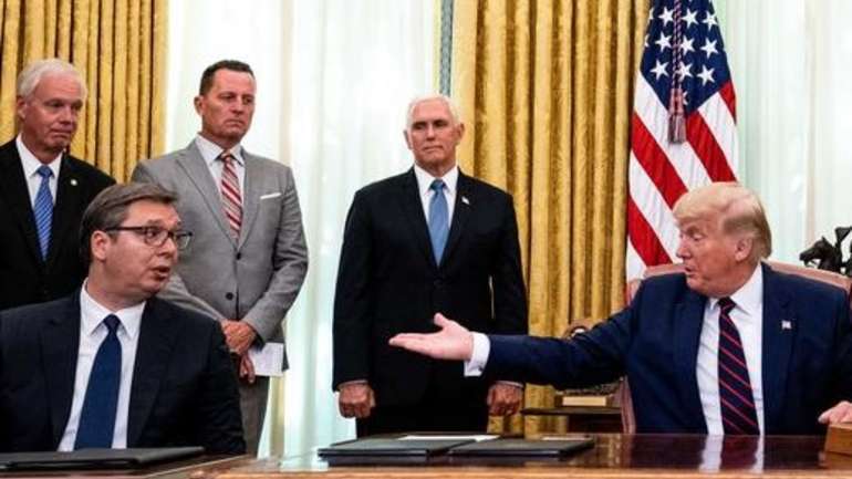 epa08646872 US President Donald J. Trump (C) participates in a signing ceremony and trilateral meeting with the President of the Republic of Serbia, Aleksandar Vucic (L), and the Prime Minister of the Republic of Kosovo, Avdullah Hoti (R), at the White House, in Washington, DC, USA, on 04 September 2020.  EPA-EFE/ANNA MONEYMAKER / POOL