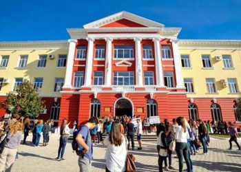“Aplikimi në universitet”/ Pedagogu: Sistem çorientues, s’duhet të ketë 10 preferenca