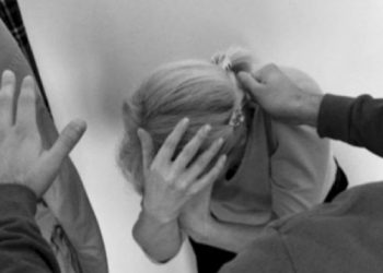 E rëndë/ 13- vjeçari sulmon nënën e tij