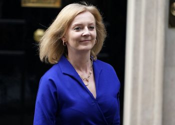 “Më falni”! Konservatorët i kërkojnë Liz Truss dorëheqjen në më pak se dy muaj në detyrë