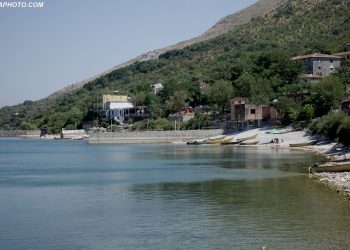 Kryeqendra e veriut popullohet nga pushuesit, Shkodranët e kalojnë të nxehtin në liqen (FOTO)