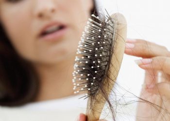 Ju bien flokët më shumë gjatë verës, ja arsyeja pse ndodh