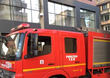 Përfshihet nga flakët pallati në zonën e “Ali Demit”