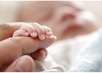 15-vjeçarja shqiptare bëhet nënë, e pëson partneri i saj, policia i shkon në shtëpi për…