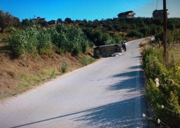 Përmbyset “Opeli”, drejtuesi i mjetit humbet njërin krah (Emri+FOTO)