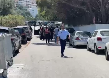 Të shtënat në Vlorë/ Një burrë përpiqet ta ndalojë, momenti para se autori të qëllojë (FOTO)