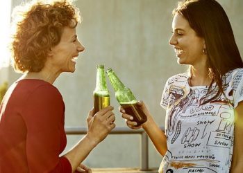 A është birra “çelësi” për të qëndruar i hidratuar? Ja çfarë rekomandojnë ekspertët