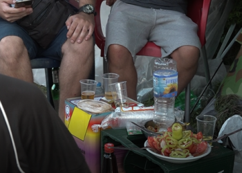 Protestuesit të vendosur, ulen para Kryeministrisë së RMV-së dhe shtrojnë darkën