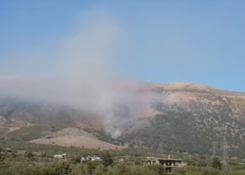 VIDEO/ Vijon zjarri në Himarë, rrezikohen banesat