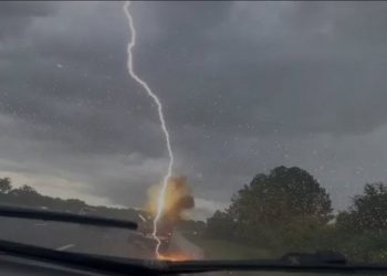 E frikshme/ Rrufeja godet makinën në ecje, brenda saj një familje (VIDEO)