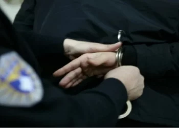 Dhunoi të dashurën dhe e mbylli për tre ditë në banesë, arrestohet 29-vjeçari