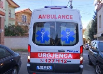 E rëndë në Tiranë, 58-vjeçarja hidhet nga kati i tretë i banesës dhe ndërron jetë
