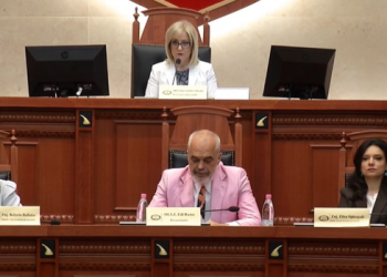 Rama eksperimenton me veshjen, zgjedh ngjyrën rozë në seancën e Kuvendit