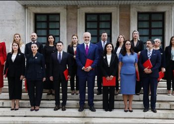 Në pritje të ëmbël, ministrja e Ramës nuk e fsheh barkun e rrumbullakosur