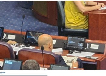 Diskutimet për propozimin francez, ish-kryeministri i RMV kapet duke lexuar libër në Kuvend