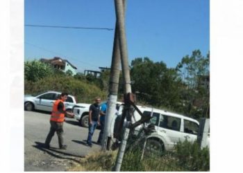 Rrëzimi i shtyllës shkaktoi aksident, OSSH zhbllokon pas disa orësh autostradën Tiranë-Durrës