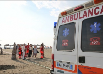 Pushimet kthehen në tragjedi, mbytet 45-vjeçari në plazhin e Zvërnecit