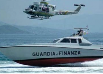 E fundit/Operacion anti-drogë, Gurdia di Finanzia ndjek “këmba këmbës” mjetin lundrues në Vlorë