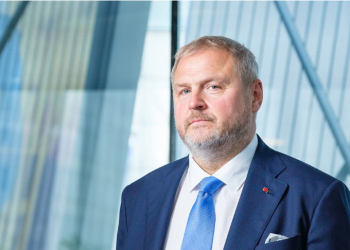 “Po mëson nga vëllai i madh”, eurodeputeti: Serbia e nxitur nga Rusia mund ta sulmojë Kosovën