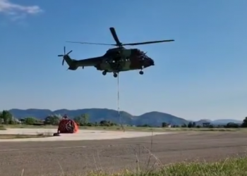 Video/ Zjarri në Lezhë, nis shuarja e flakëve nga ajri, pamjet e operacionit