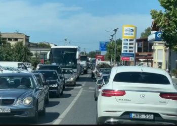 Kthimi nga plazhi, radhë kilometrike makinash në Lezhë, shoferët prej 2 orësh në trafik