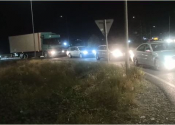 Rrezik për mjetet/ Aksidentimi i autobotit me gaz te Rruga e Kombit paralizon qarkullimin