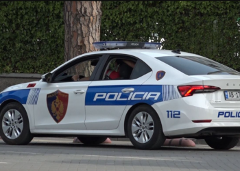 Aksident në Berat, motoçikleta përplaset me autobusin, lëndohet i riu