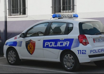 Makina del nga rruga në Himarë, 2 persona përfundojnë në spital