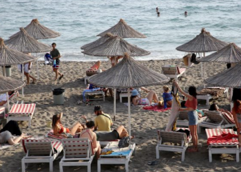 Piku i sezonit me numër të pakët pushuesish, pse po largohen turistët nga Shëngjini?