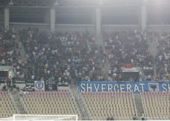 Me flamuj të UÇK-së, “ultrasit” shqiptarë dhe kroatë s’përmbahen në Shkup: Vrite Serbin!