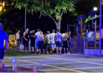 Shishe alkooli e sende të forta, del video e përplasjes së shqiptarëve dhe romëve në Selanik