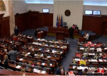 Tensione dhe fyerje në Kuvendin e RMV, deputetët e opozitës nuk lëshojnë pe për propozimin francez