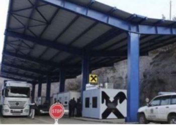 Përshkallëzohet situata në veri të Kosovës, mbyllen pikat e kalimit në Jarinje dhe Bernjak