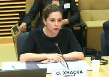 Foto/ Çfarë s’u pa nga Kuvendi, deputeti i PD-së shkrin së qeshuri ministret e Ramës