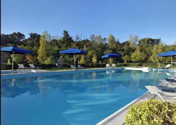 E rëndë në Sarandë, 30-vjeçari lëndon kokën në pishinë, niset drejt Traumës