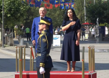 Osmani e pret me ceremoni shtetërore, Meta bën gjestin emocionues në Prishtinë