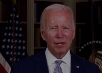 Koncerti LIVE/ Mijëra shqiptarë surprizohen nga mesazhi që vjen nga Amerika