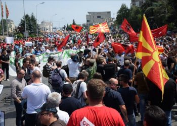 Diskutohet propozimi francez, opozita del në protestë para Kuvendit maqedonas