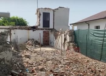 Shtëpinë ja shembi tërmeti/ 60-vjeçarja në Lezhë mes “katër rrugëve”: Do shkojë të zyra e Ramës