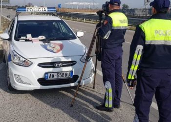 Nuk zbatuan rregullat e policisë, shoferët e Elbasanit gjobiten me 85 mijë euro në muaj
