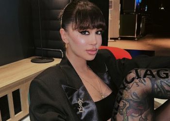 Këngëtares i ndodh e papritura në koncert, tregon momentin e sikletshëm (FOTO)