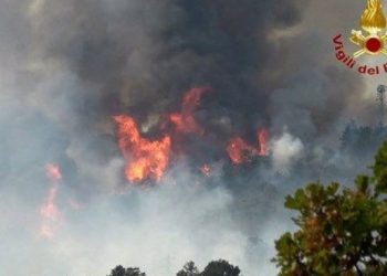 Italia mes flakëve/ Shpërthejnë rezervuarët e gazit të lëngshëm, evakuohen banorët