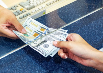 Kursi i këmbimit/ Forcohet dollari, euro vijon të humbë terren