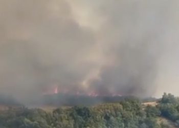 Zjarr masiv në fshatin Zasellë të Mitrovicës, tymi mbulon zonën (VIDEO)