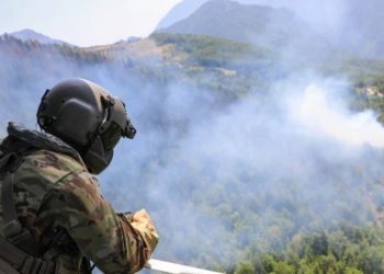 Zjarret në Mitrovicë/ Policia, FSK-ja dhe KFOR-i në ndihmë të banorëve