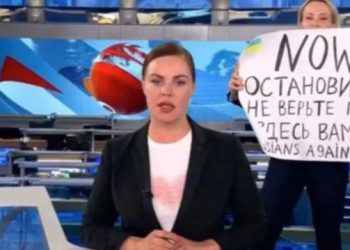 Arrestohet gazetarja që protestoi kundër luftës në televizionin rus