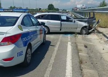 Makina përplaset me barrierat në Thumanë, shoferi në gjendje të rëndë