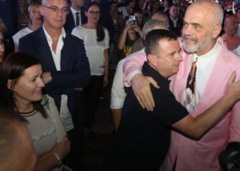 Berisha ironizon përqafimin Rama-Balla në koncert: Si gaztorë për të…