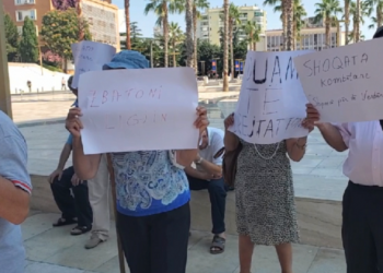 Invalidët në Durrës protestë para bashkisë: 7 muaj pa kompensim