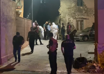 Atentati në Laç, policia: Dy kallashnikovë në automjetin e autorëve